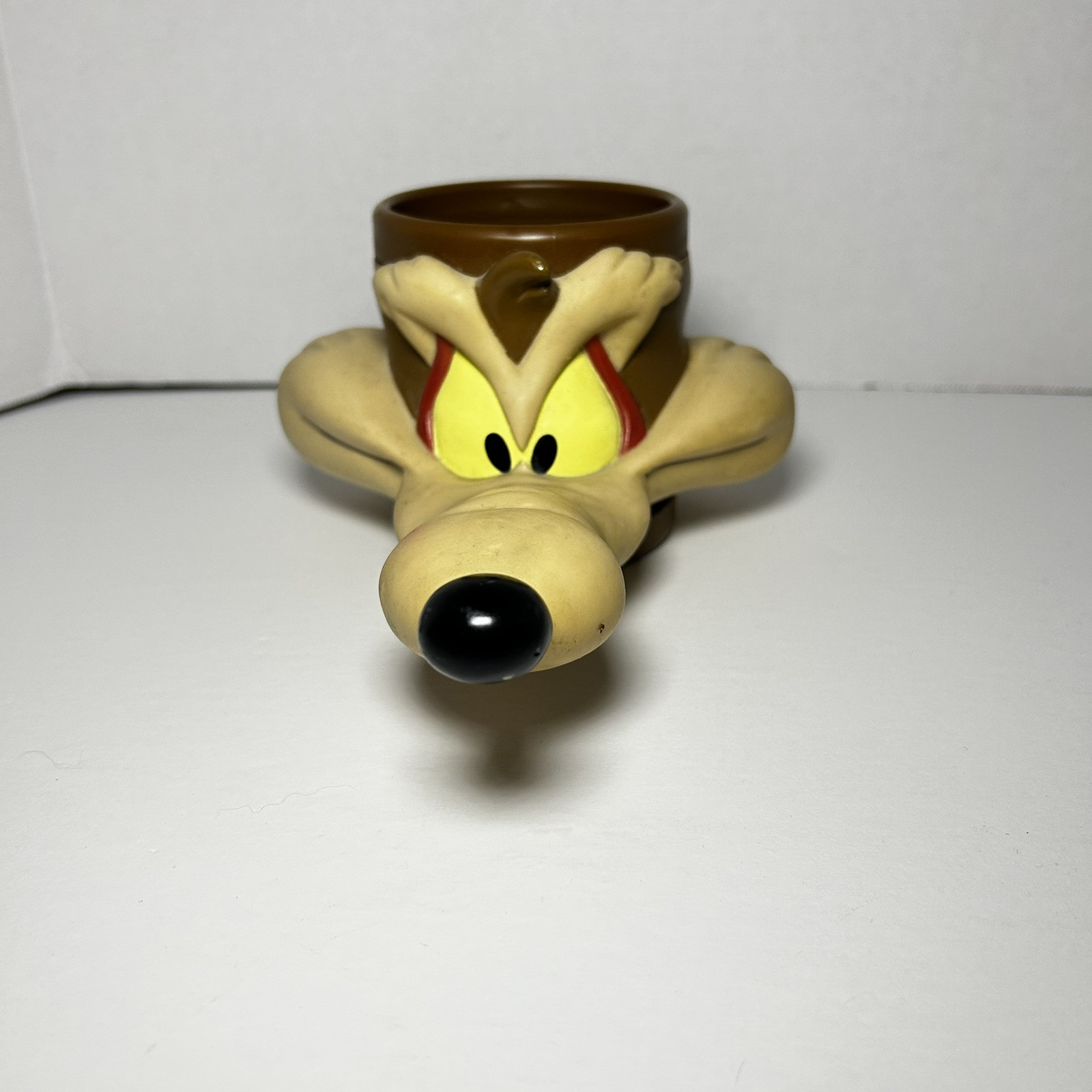 1992 Wile E Coyote Looney Tunes Warner Bros Vintage Plastic Mug Cup Collectible
