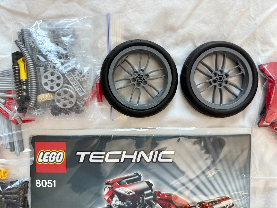 LEGO 8051 TECHNIC Motorbike — 100% complete w/ manuals - Image 3 of 4