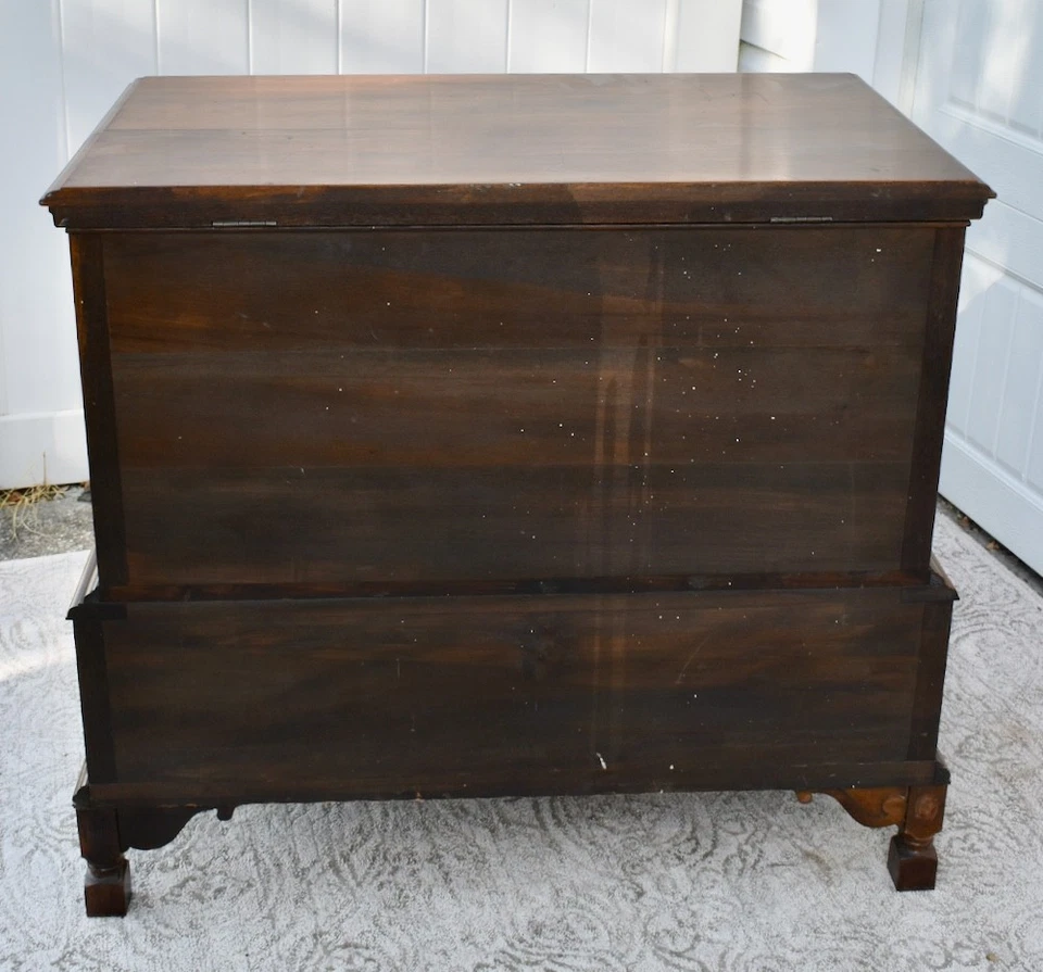 Baúl alto vintage único de nogal estilo jacobino forrado de cedro con cajón Foto 2 de 4