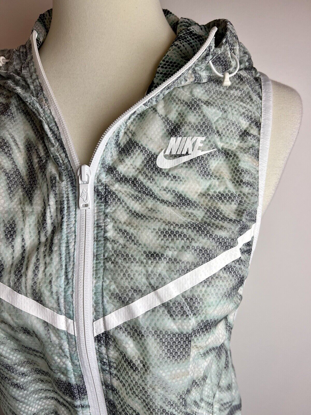 Nike Tech Hyperfuse Women’s SMALL Hooded Vest Win… - image 2