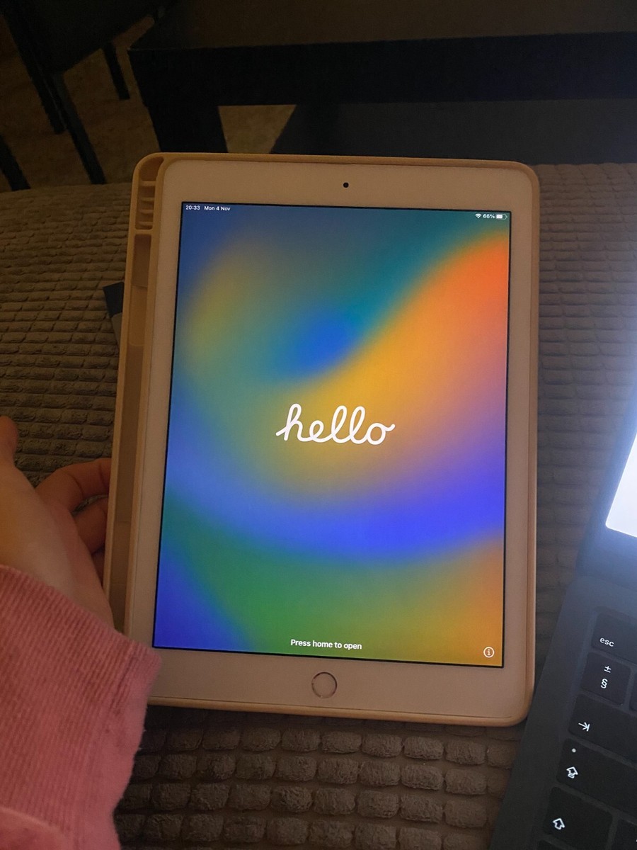 Apple iPad Pro 1st Gen. 32GB, Wi-Fi, 9.7 in - Silver (Read Desc