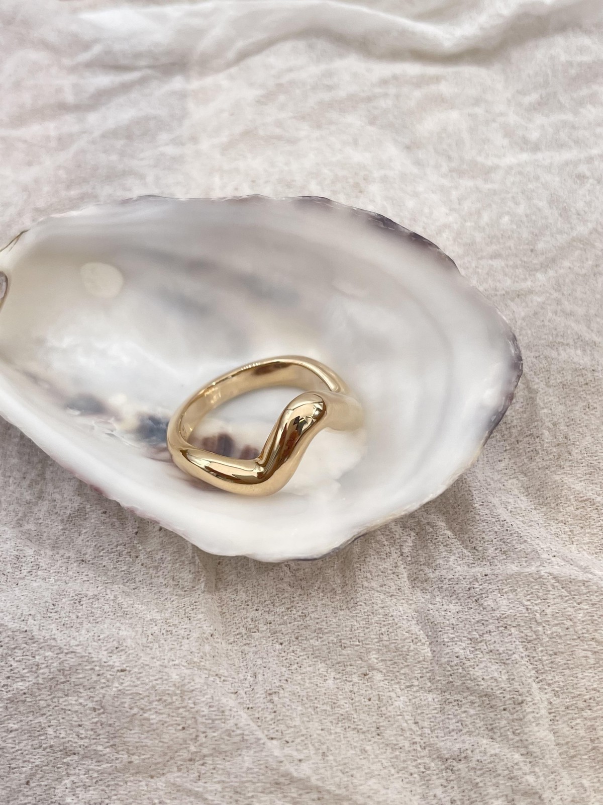 Bague plaquée or vague T60 : l'élégance d'un bijou minimaliste aux finitions soignées