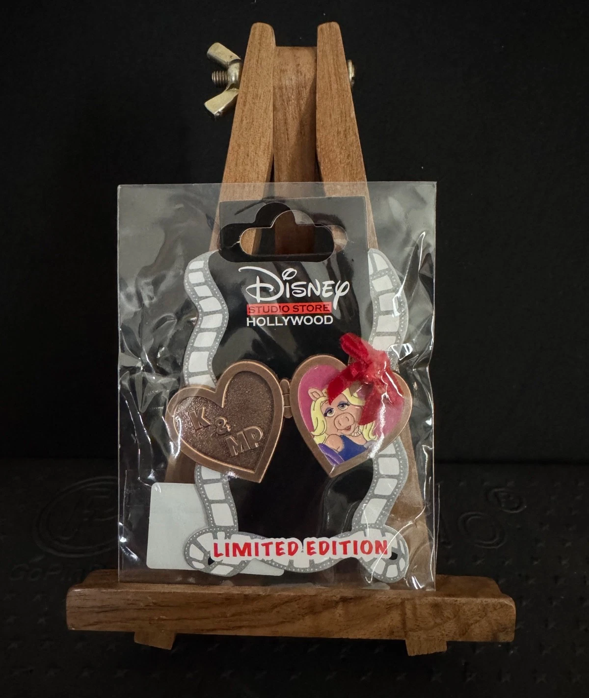 DSSH Disney Studio Store Hollywood Love Lockets Miss Piggy (Muppets) LE 400 Pin