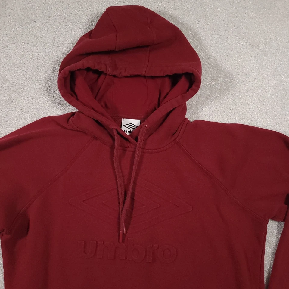 Sudadera corta roja grande Umbro Pullover con capucha logotipo raglán en relieve para mujer Foto 3 de 4