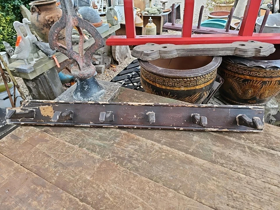 Antiguo gancho de clavija para scullery abrigo de madera pino montado en la pared estable brida estante Foto 4 de 4