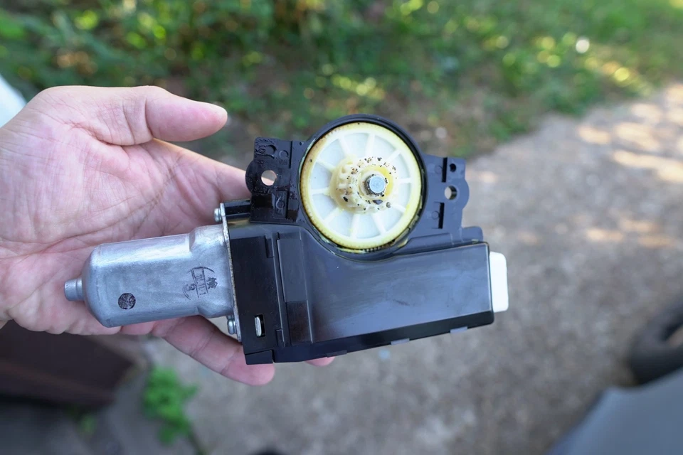 2005 - 2010 Scion TC 天窗电机月顶驱动单元 471071 - 11440 原始设备制造商 — 第 4/4 张图片