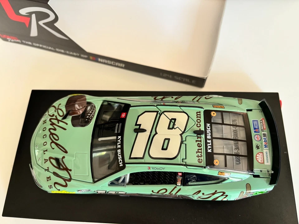 Nascar action 1/24 - Kyle Busch #18 Toyota Camry M & M's ethel chocolates 2022 - Photo 3/4