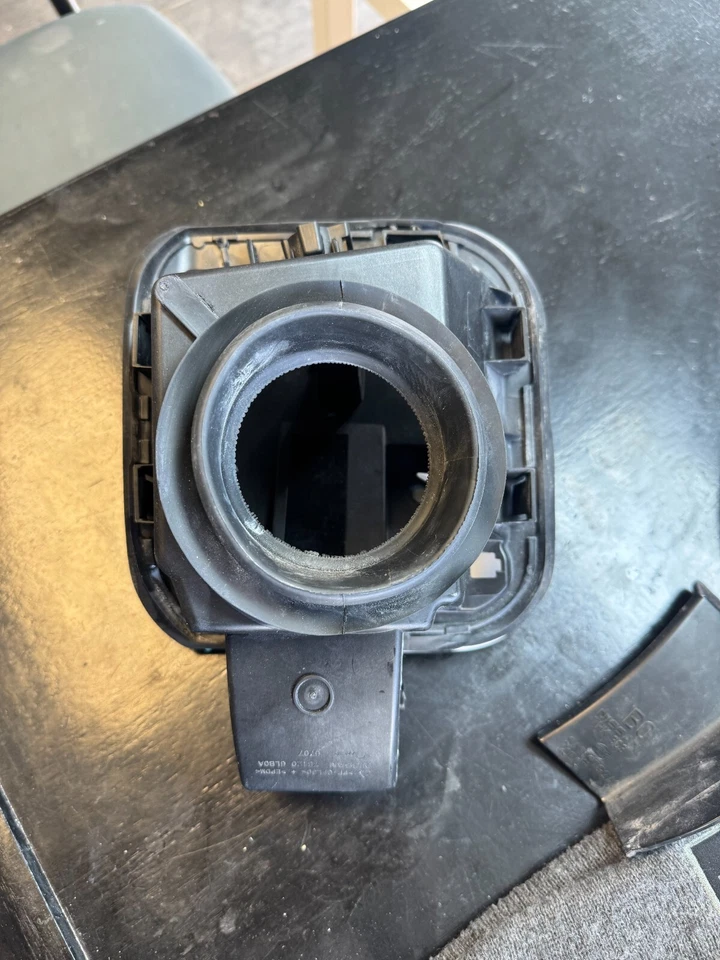 Nissan RS 2023 carcasa de llenado de combustible puerta Foto 2 de 3