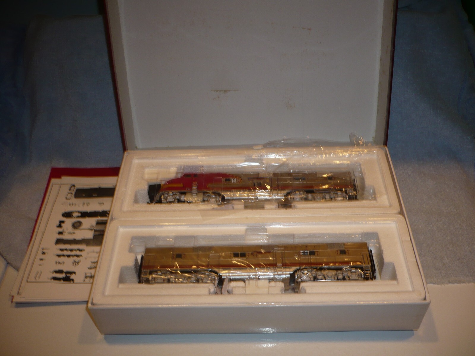 Broadway Unlimited paragon 2 ho scale 2330 emd a/b set atsf new in box