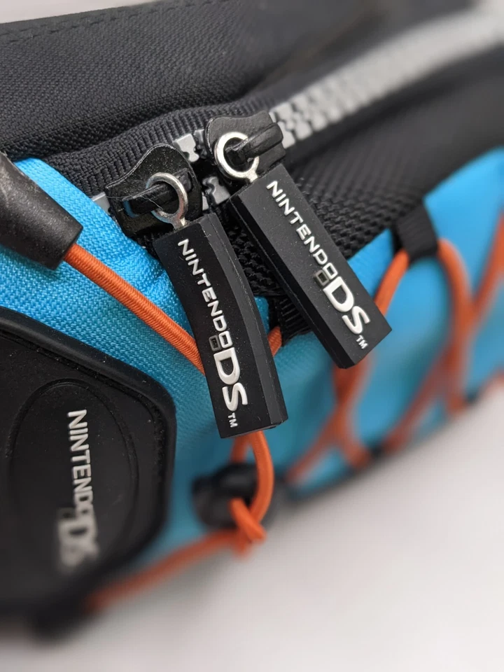 Mini Mochila Nintendo DS Lite Negra, Azul y Naranja - Usada y Limpia Foto 4 de 4