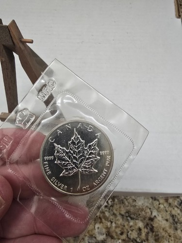 1st Year 1988 Canadian $5 Dollar MAPLE LEAF 9999 1 oz Fine Silver in ORG Package - Picture 3 of 3
