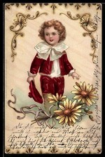 Holzbrand-Imitations-AK Bub in rotem Anzug mit rosa Schleife und Blumen 