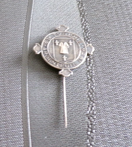 SAINT TUNIC SILVER SILVER SILVER 1934 RELIGIOUS BROOCH VGC