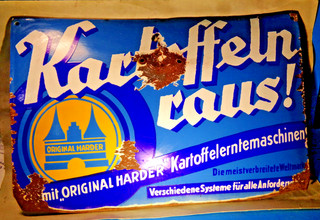 1918 EMAILSCHILD "KARTOFFELN RAUS"original Harder KARTOFFELERNTEMASCHINE" LÜBECK