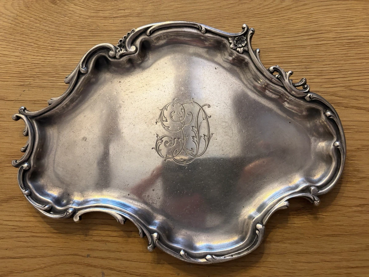 Lot de Plat en argent, poinçon cygne, à décor de feuilles. Poids. 938 g Lot de Plat en argent, poinçon cygne, à décor de feuilles. Poids. 938 g