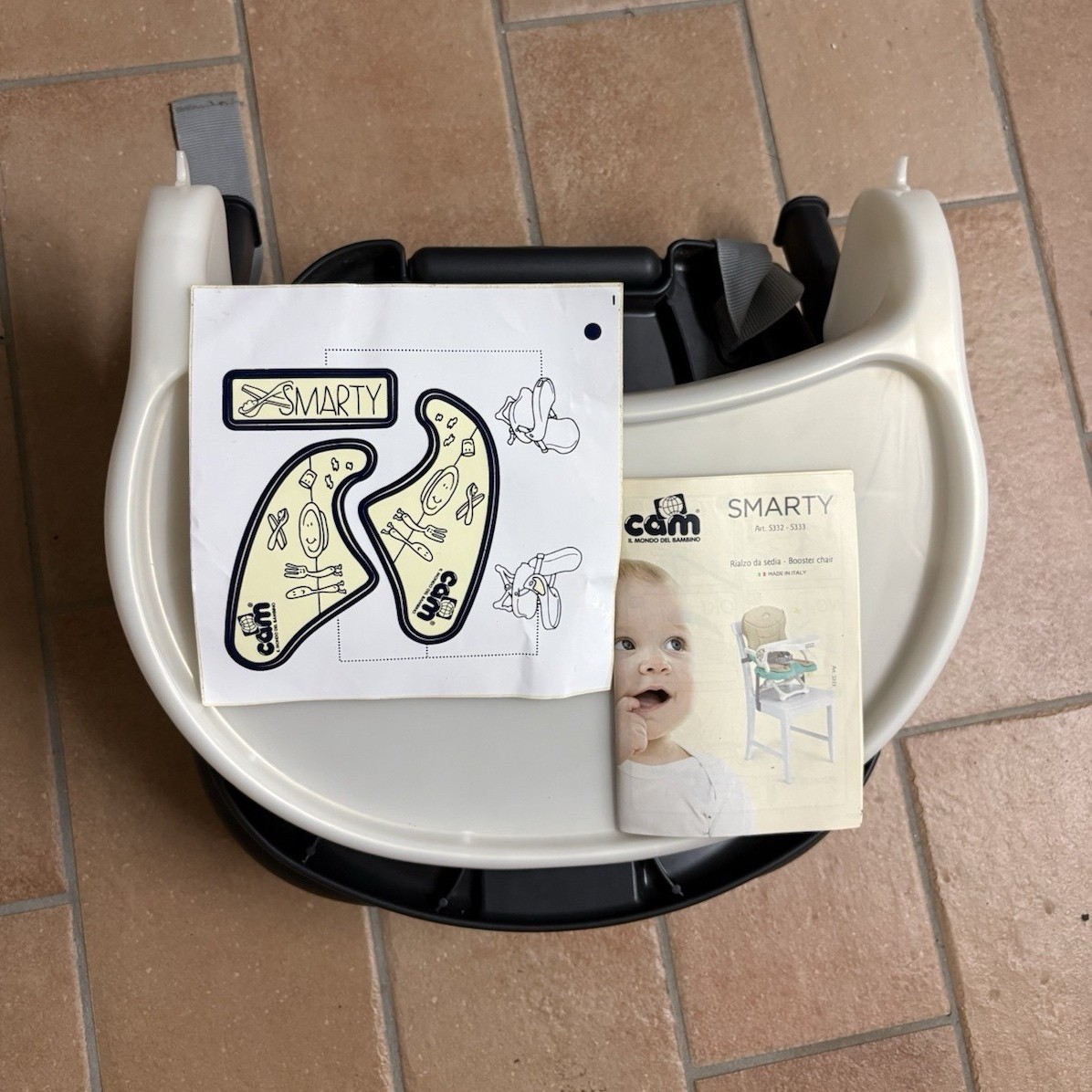 CAM Smarty Rialzo Sedia con Vassoio e Cintura Sicurezza Bianco/Nero