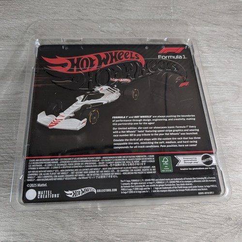 Coche de Fórmula 1 Hot Wheels Mattel Creations con soporte para neumáticos - Nuevo en protector - Imagen 2 de 4