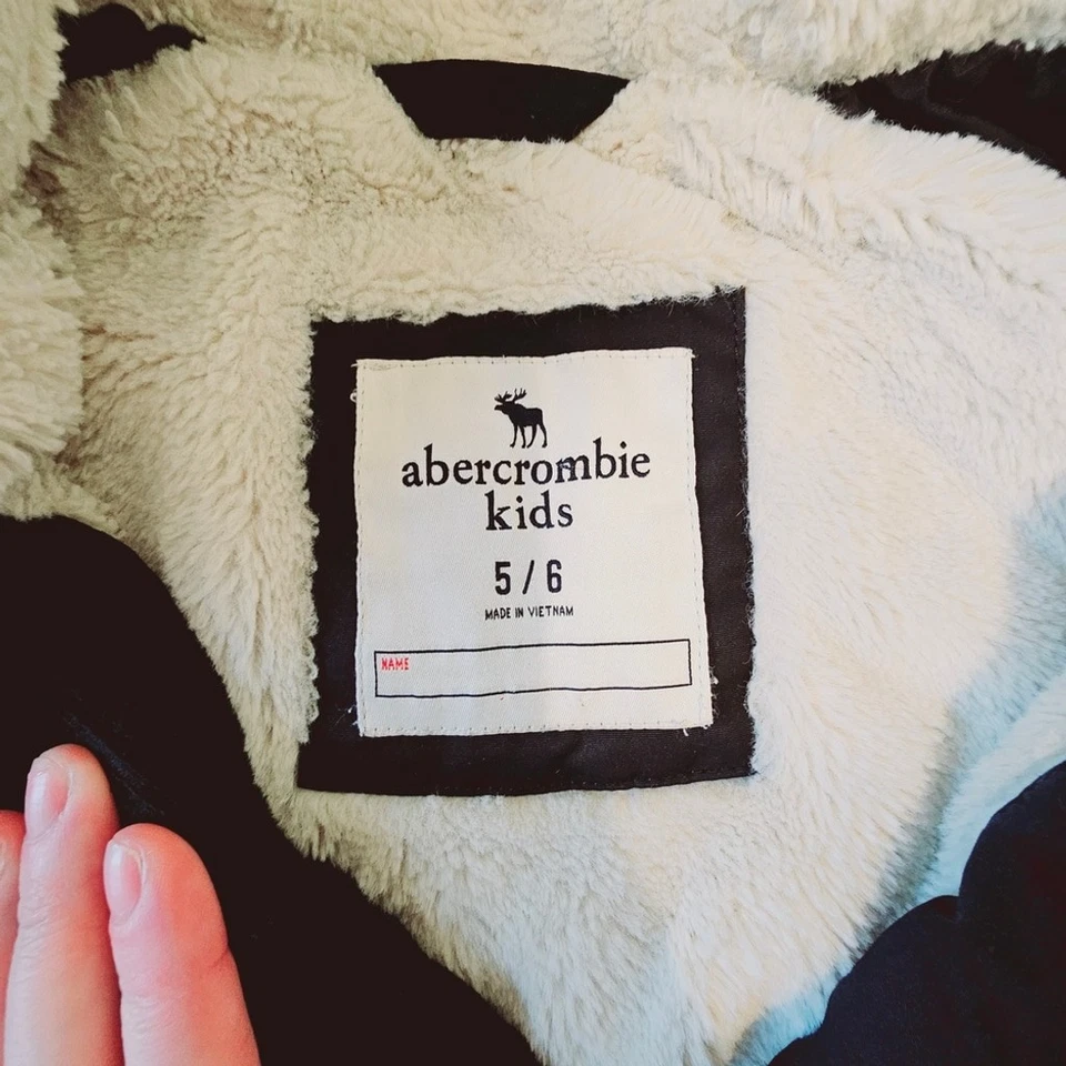 ABRIGO ABERCROMBIE NIÑOS. CON FORRO DE PIEL SINTÉTICA. LIGERAMENTE USADO. Talla 5/6. Foto 4 de 4