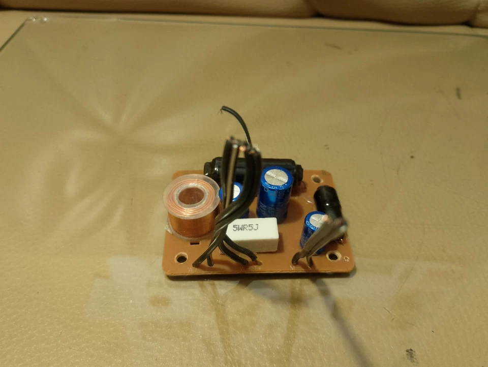 Magnat Frequnezweiche Platine aus LB4704 Lautsprecher - Bild 2 von 3