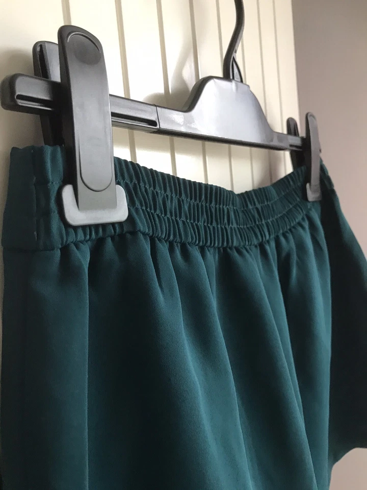 Forever 21 Deep Green Ladies Shorts With Pockets Size S - Image 3 of 4