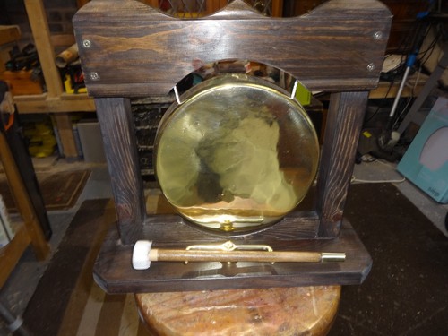 Ein Dinner Gong aus Messing und Holz.
