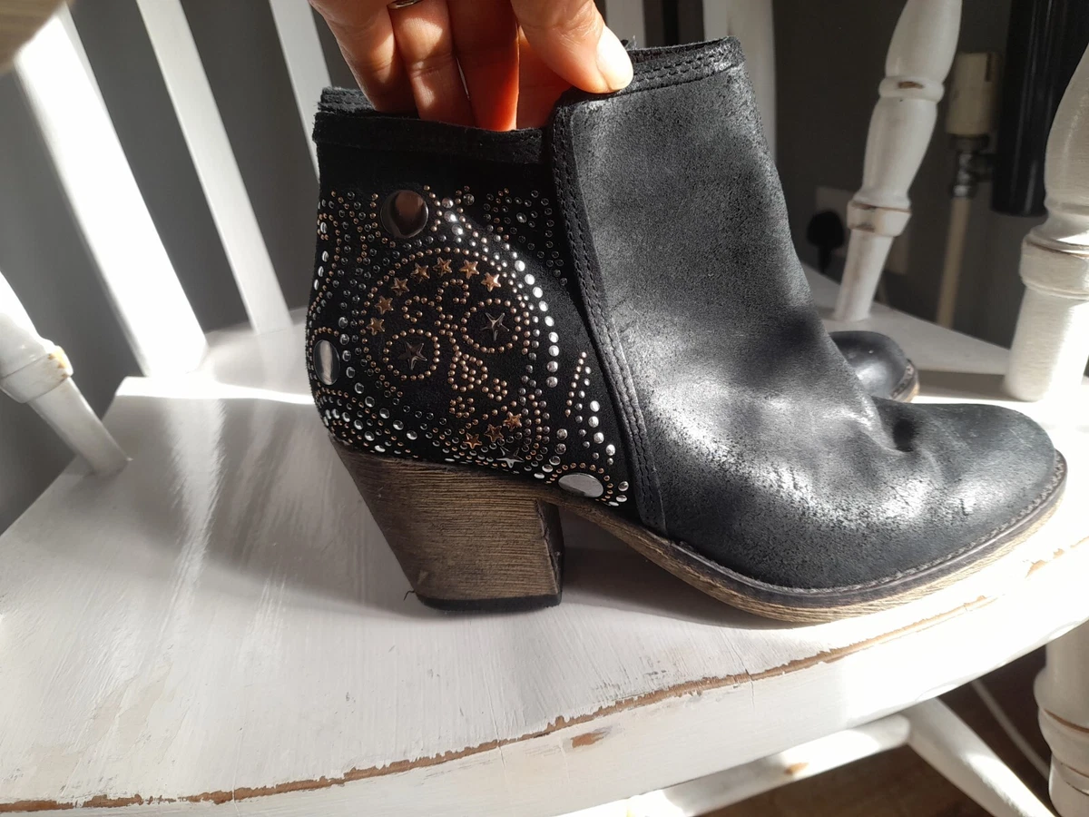 Skull cowboy hotsell boots