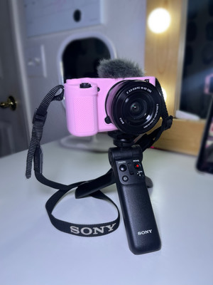 Sony ZV-E10 Mirrorless Camera Vlogger Kit 