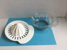 PAMPERED CHEF Item 2305 Measuring Cup With Pour Spout Manual Juicer Reamer NICE