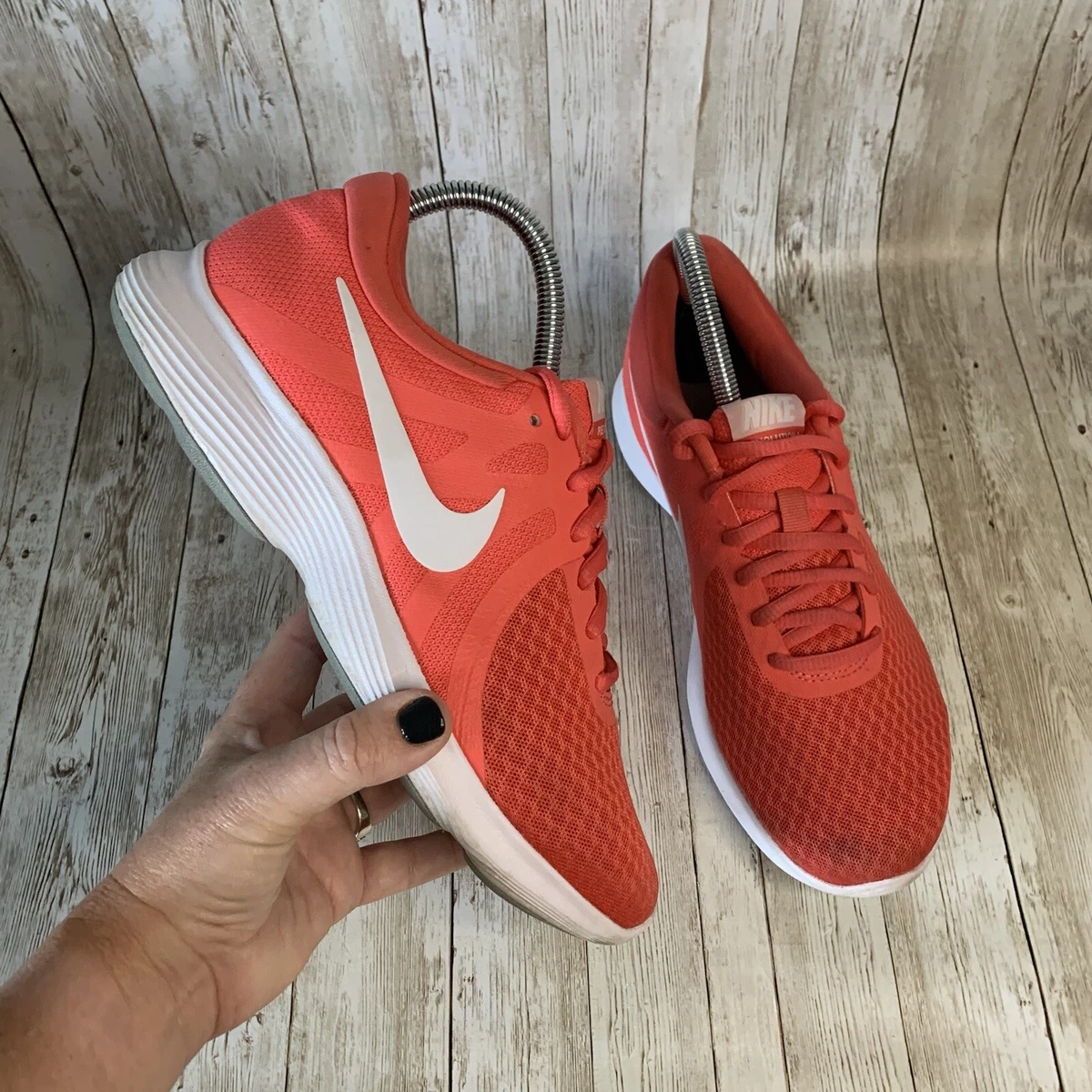 Coral color nike best sale shoes