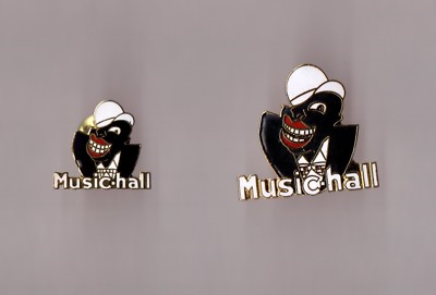 Musik Pins / Music Hall (signiert Dämonen und Wunder) gibt es in 2 Größen
