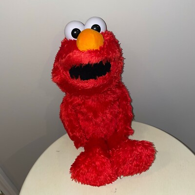 2018 Hasbro Sesame Street Love to Hug Elmo Plushtoy Sings in