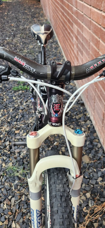 Bicicleta de montaña Ellsworth Truth. Remolino púrpura. Cuadro tamaño pequeño. Ruedas de disco de 26". Foto 2 de 4