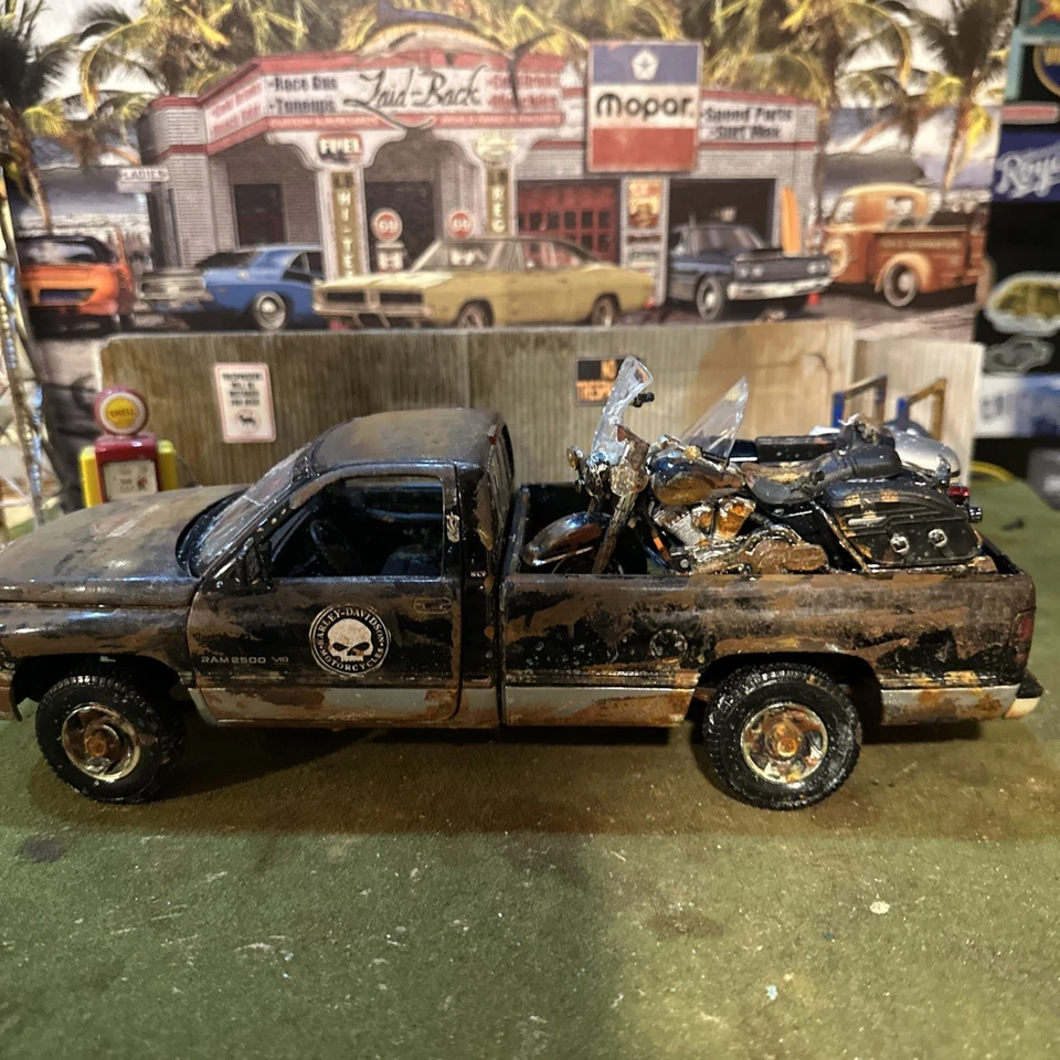 1995 Dodge Ram 2500 SLT - Barn Find Cars - 1:18 DIECAST - With Harley Davidson - Image 4 of 4