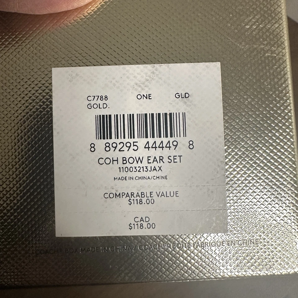 Aretes Coach firma y lazo en caja 2 pares de diamantes de imitación tono dorado delicados Foto 3 de 4
