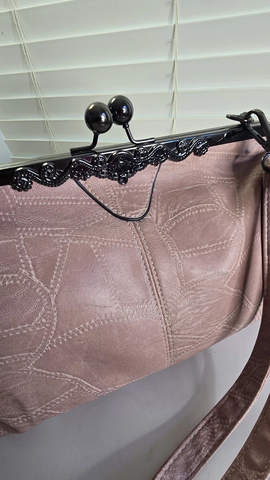 Bolso sin asas de cuero sintético con bloqueo de beso look pin up estilo vintage años 50 Foto 4 de 4