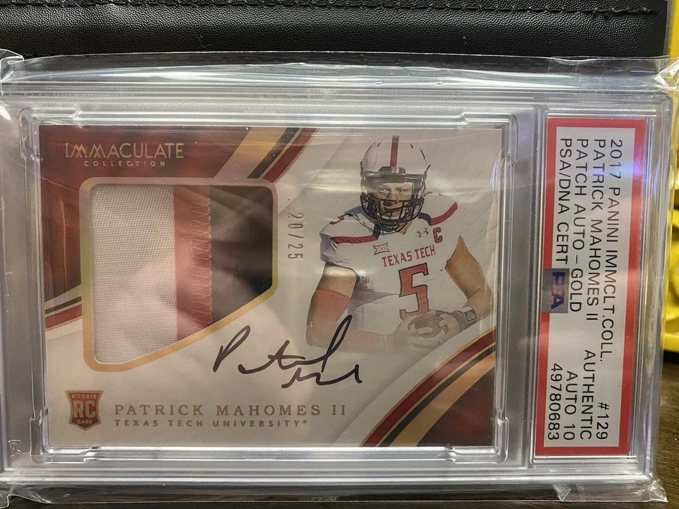 PSA AUTO 10 POP 2 PATRICK MAHOMES II RC AUTO /25 SP ROOKIE PATCH GOLD 2017 - Image 2 of 4