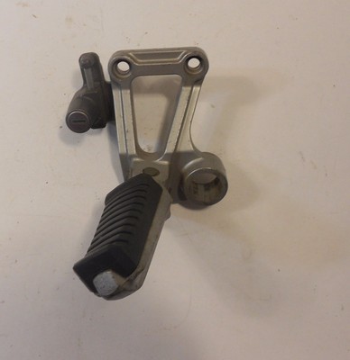 KAWASAKI ZX600 Z6 NINJA REAR RIGHT FOOT PEG BRACKET HOLDER 35011