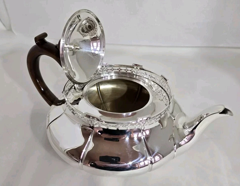 Antique George V sterling silver Tea Pot . Sheffield 1912. By Walker & Hall  - Image 3 of 4