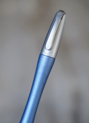 Stylo Bille Pelikan En Laque Bleu Foncé Avec Plume 18 Carats - Élégant Et Prestigieux, Modèle Occasion