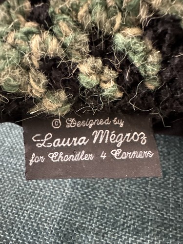 Golden Retriever Christmas Black Hooked Wool Pillow Laura Megroz 4 corners - Picture 7 of 19