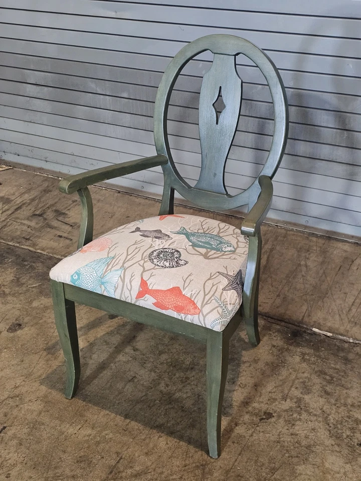 Silla con brazo abierto Ethan Allen madera pintada verde tela estampado océano peces y estrellas de mar Foto 4 de 4