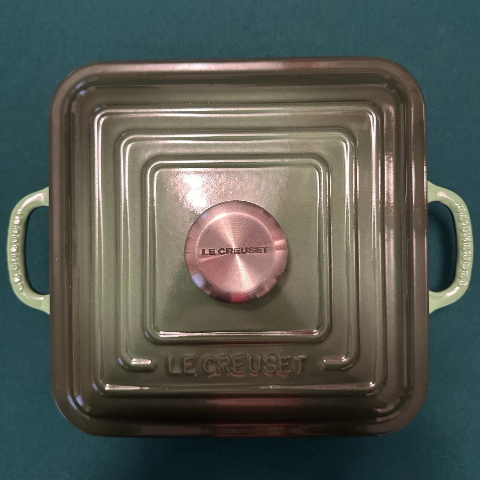 Le Creuset Emerald Signature Cocotte Cast Iron w/Lid Square 9.5”. NIB. 3 Qt.