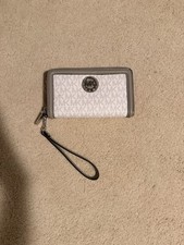 BRAND NEW Unused Michael Kors Wallet. White with babe trim. Excellent Condition