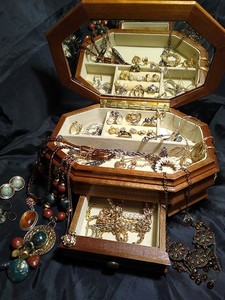 Jewelry Box PLUS 30 Items Wearable Necklace Bracelet Gold/Silver Tone Estate 