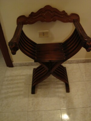 Sedia Savonarola in legno con teste di LEONE