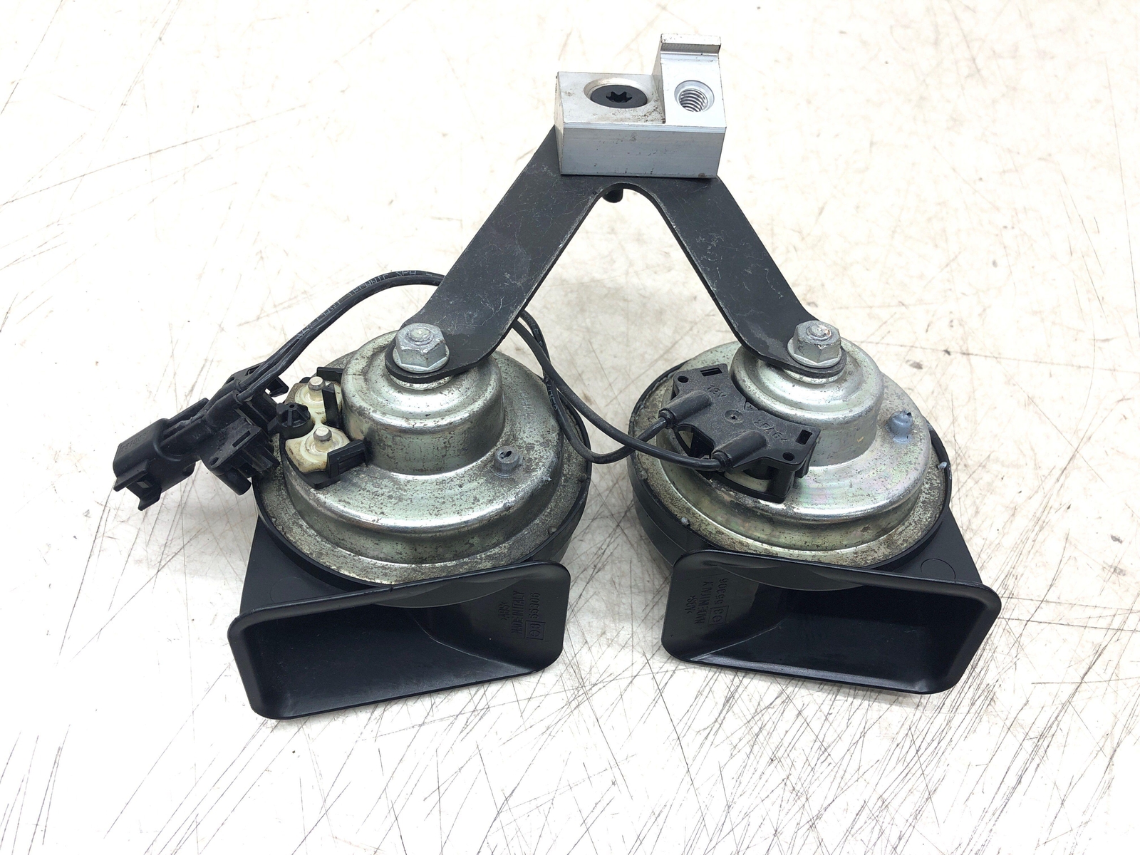 ASTON MARTIN RAPIDE HIGH & LOW NOTE TONE SIGNAL HORN SET W/BRACKET AD23-13A803BA