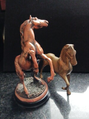 SKULPTUR PFERDE TIERMOTIV 1 REGEL GOLDPATINA, 1 KUPFERHARZ