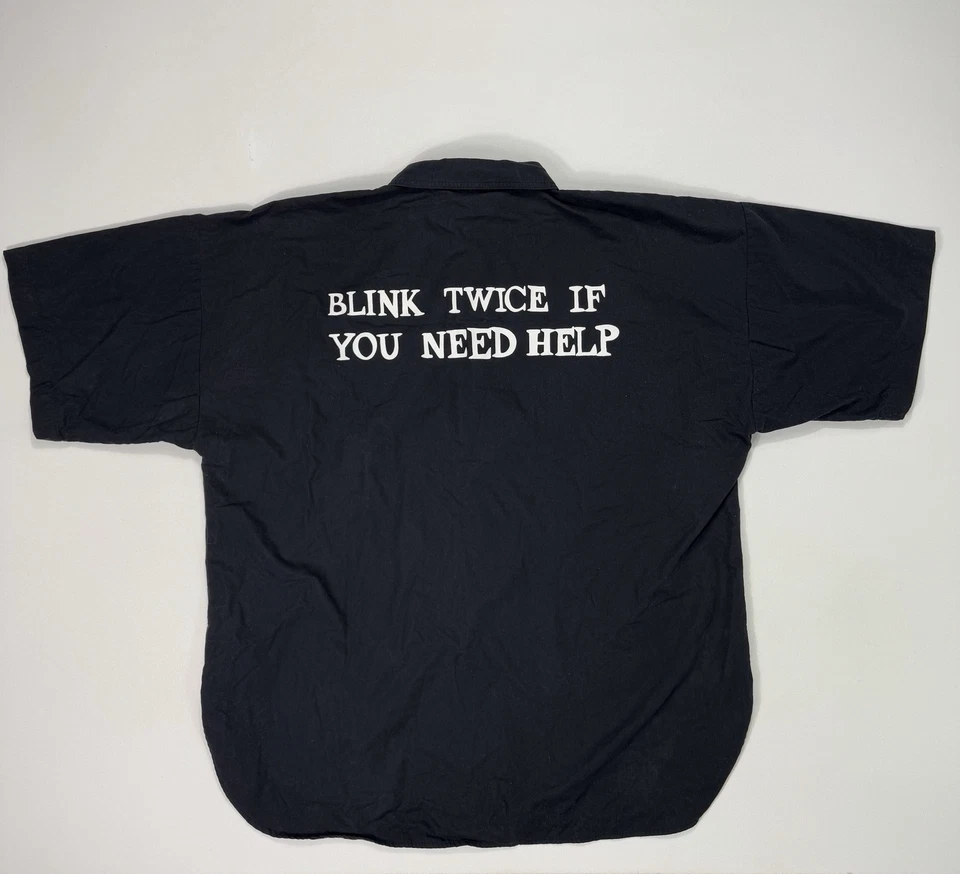 Camisa con botones Teddy Fresh Enviar Ayuda talla grande parpadea dos veces necesita ayuda negra Foto 2 de 4