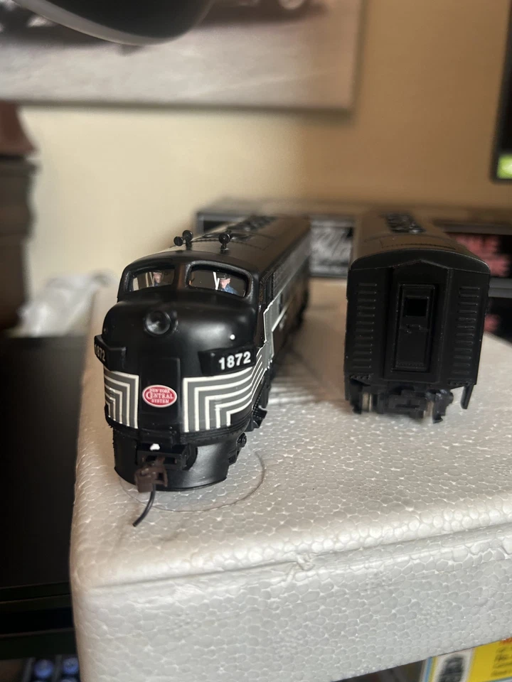 HO Scale Hawthorne Village New York Central EMD F7A BOTH powered units NIB - Image 2 of 4