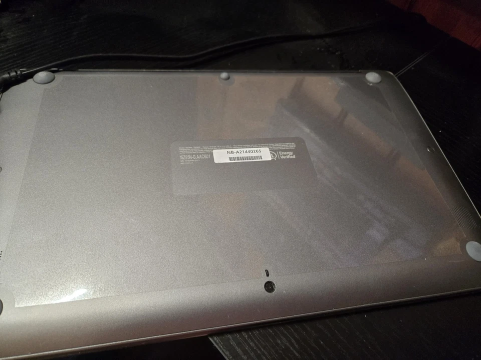 LG Gram 15Z95N, Plateado, Pantalla 15.6 3k, Core i5-1135G7, 16GB, 1.5TB nVME Foto 3 de 4